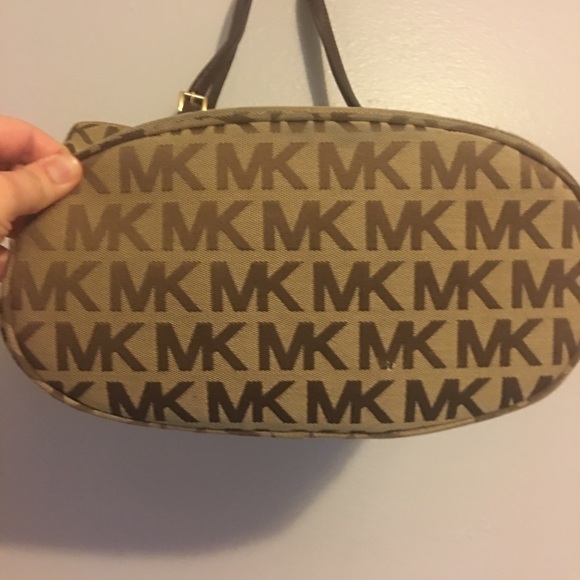 Michael kors purse - Picture 4 of 8